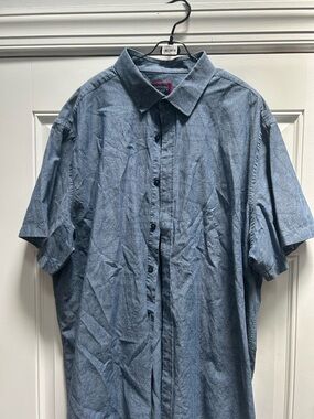 UNTUCKit Men's Light Blue Short-Sleeve Button-Down Shirt